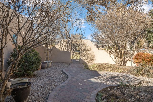 5800 Tinnin Road NW, Los Ranchos, NM 87107