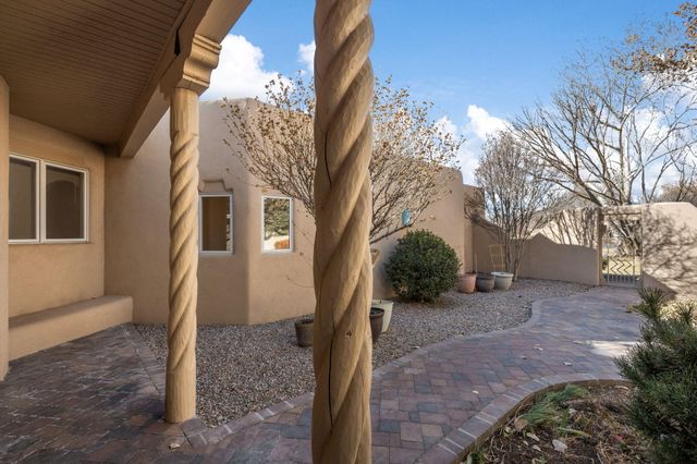 5800 Tinnin Road NW, Los Ranchos, NM 87107