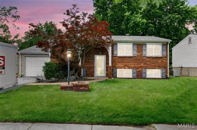 11819 Foxwood Drive, Maryland Heights, MO 63043