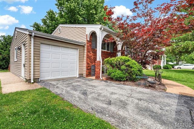 11819 Foxwood Drive, Maryland Heights, MO 63043