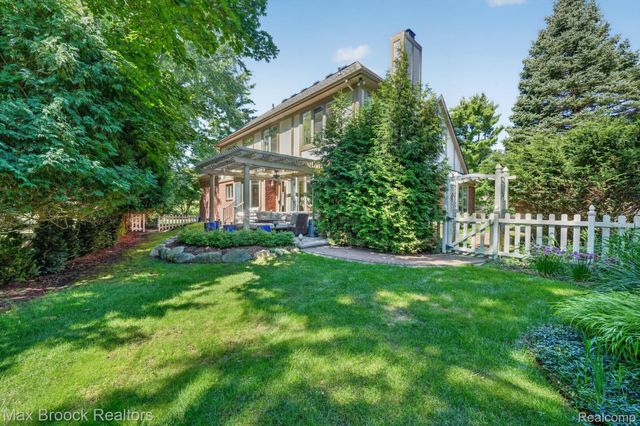 27261 Apple Tree Lane, Franklin Village, MI 48025