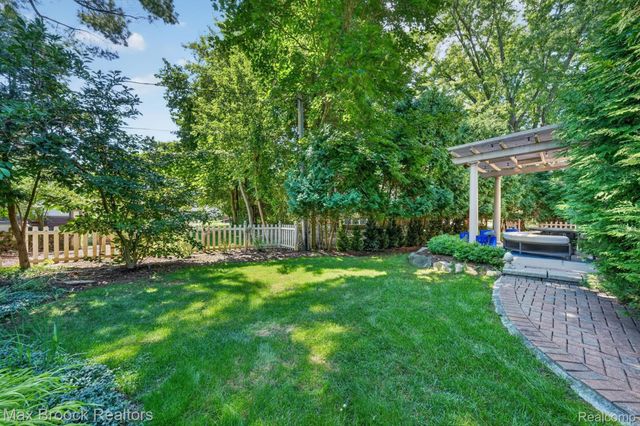 27261 Apple Tree Lane, Franklin Village, MI 48025