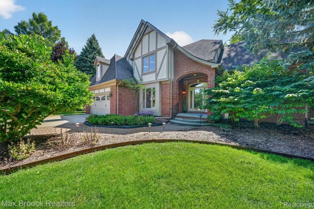 27261 Apple Tree Lane, Franklin Village, MI 48025