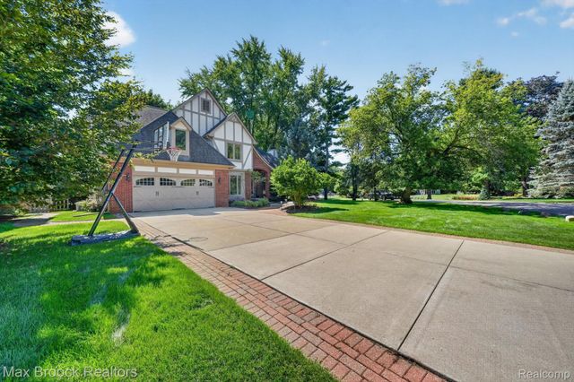 27261 Apple Tree Lane, Franklin Village, MI 48025
