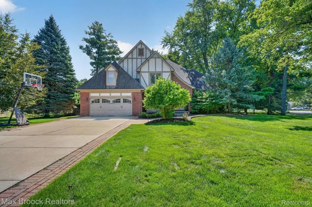 27261 Apple Tree Lane, Franklin Village, MI 48025