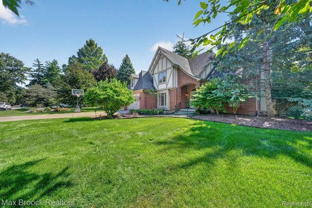 27261 Apple Tree Lane, Franklin Village, MI 48025