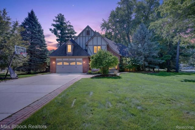 27261 Apple Tree Lane, Franklin Village, MI 48025