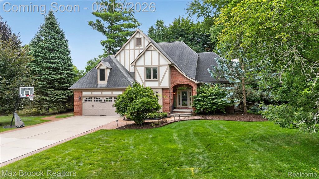 27261 Apple Tree Lane, Franklin Village, MI 48025