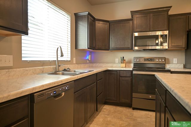 7710 N 82nd Avenue, Omaha, NE 68122