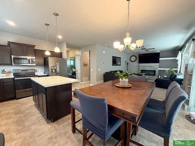 7710 N 82nd Avenue, Omaha, NE 68122