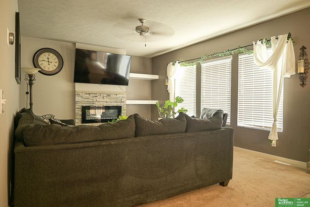 7710 N 82nd Avenue, Omaha, NE 68122