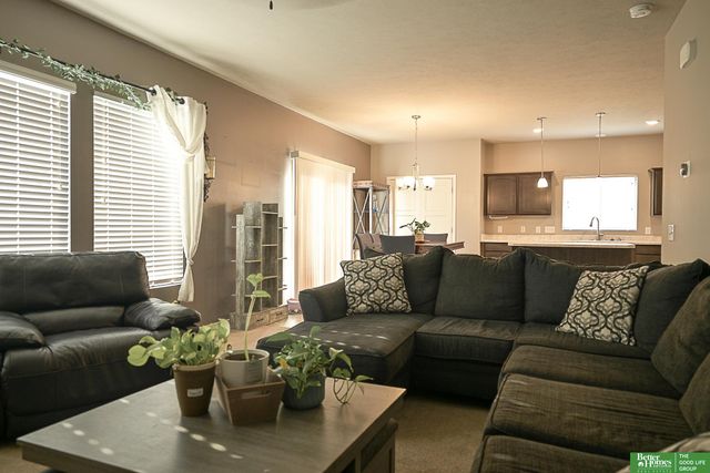 7710 N 82nd Avenue, Omaha, NE 68122