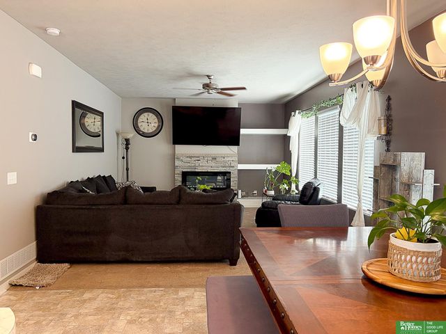 7710 N 82nd Avenue, Omaha, NE 68122