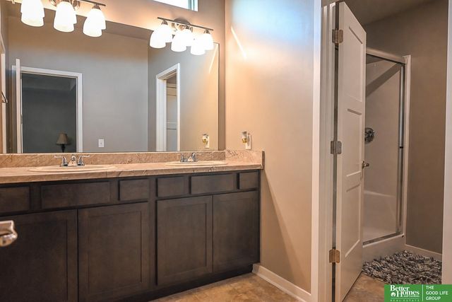 7710 N 82nd Avenue, Omaha, NE 68122