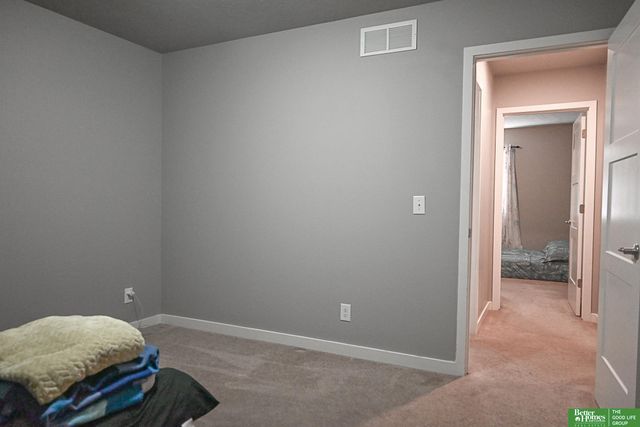 7710 N 82nd Avenue, Omaha, NE 68122