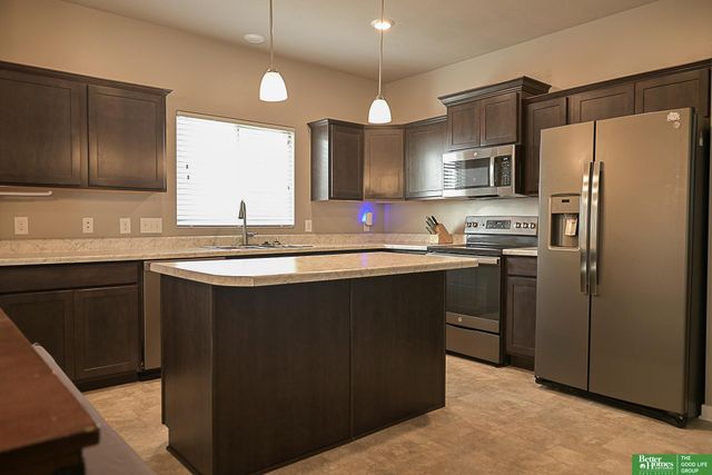 7710 N 82nd Avenue, Omaha, NE 68122