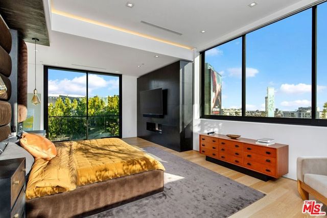 1317 Londonderry Place, Los Angeles, CA 90069