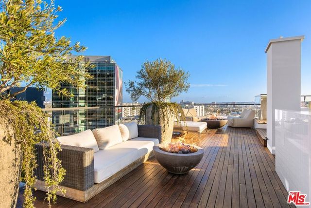 1317 Londonderry Place, Los Angeles, CA 90069