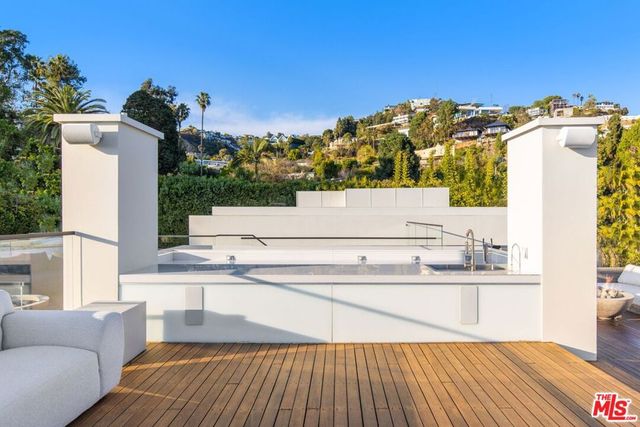1317 Londonderry Place, Los Angeles, CA 90069