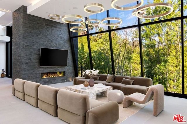 1317 Londonderry Place, Los Angeles, CA 90069