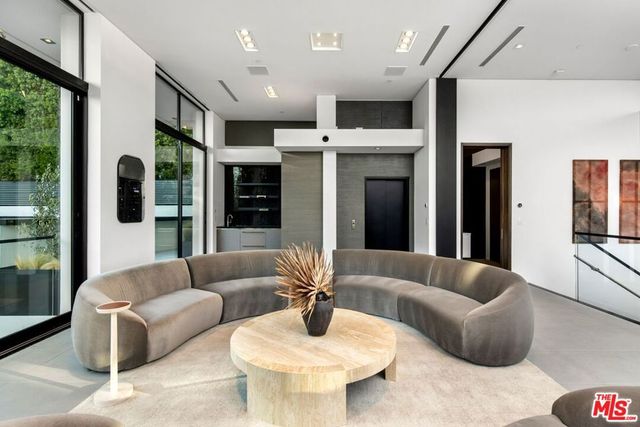 1317 Londonderry Place, Los Angeles, CA 90069
