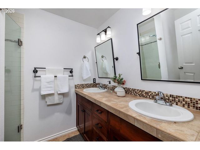 723 Se FAIRWINDS Loop BLDG H, Vancouver, WA 98661