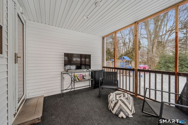 1 Middle Street, Waterford, CT 06385