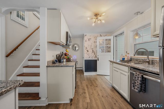 1 Middle Street, Waterford, CT 06385