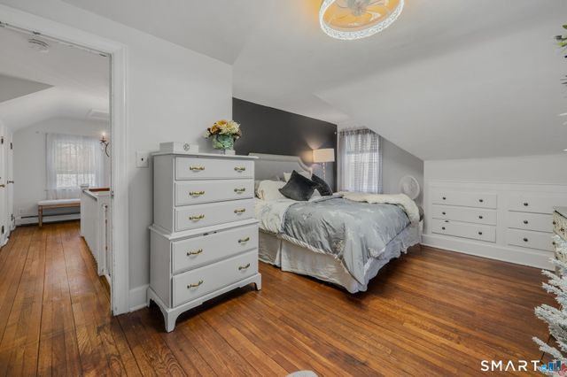 1 Middle Street, Waterford, CT 06385