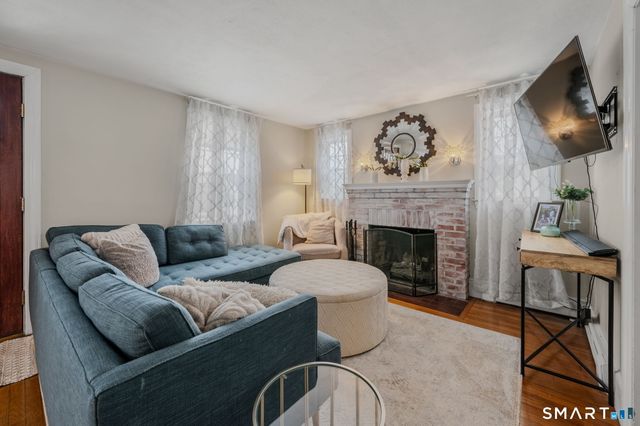 1 Middle Street, Waterford, CT 06385