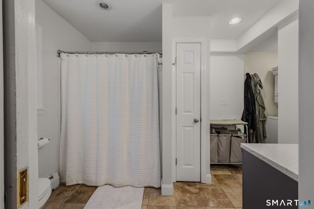 1 Middle Street, Waterford, CT 06385