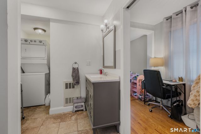 1 Middle Street, Waterford, CT 06385