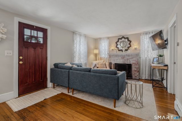 1 Middle Street, Waterford, CT 06385