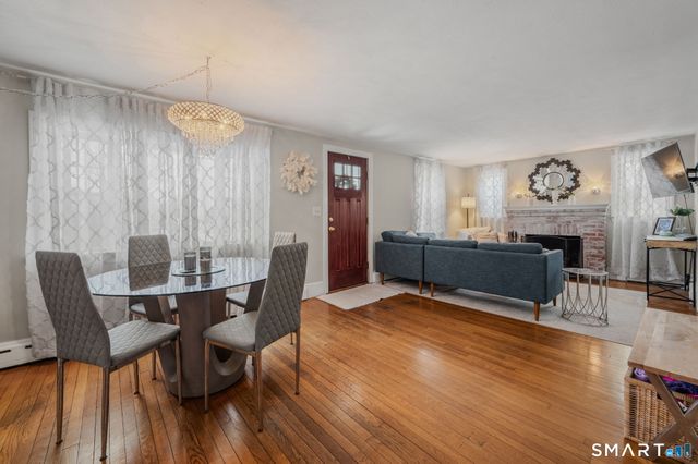 1 Middle Street, Waterford, CT 06385