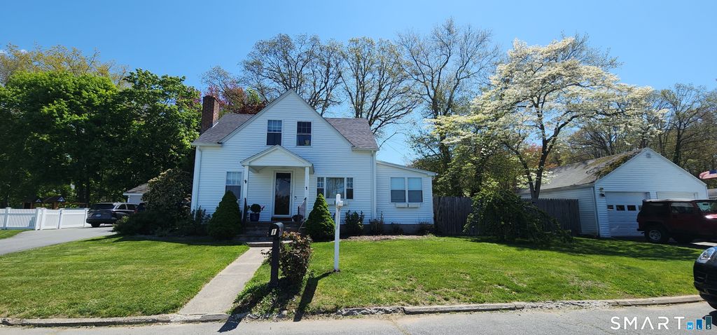 1 Middle Street, Waterford, CT 06385