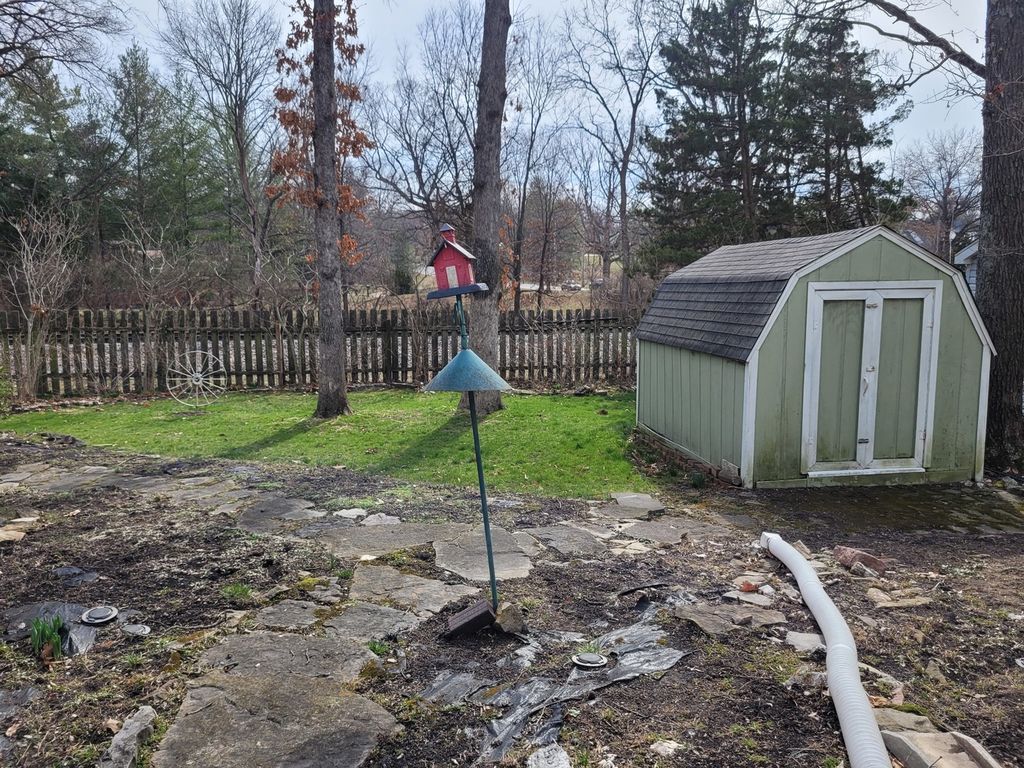 Image 10 of property listing at 25 Wildwood Drive, Mt Vernon, IL 62864