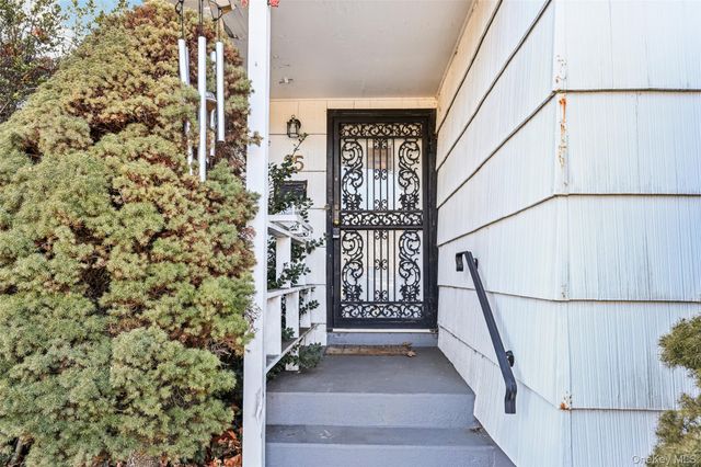 25 Freund Drive, Nanuet, NY 10954