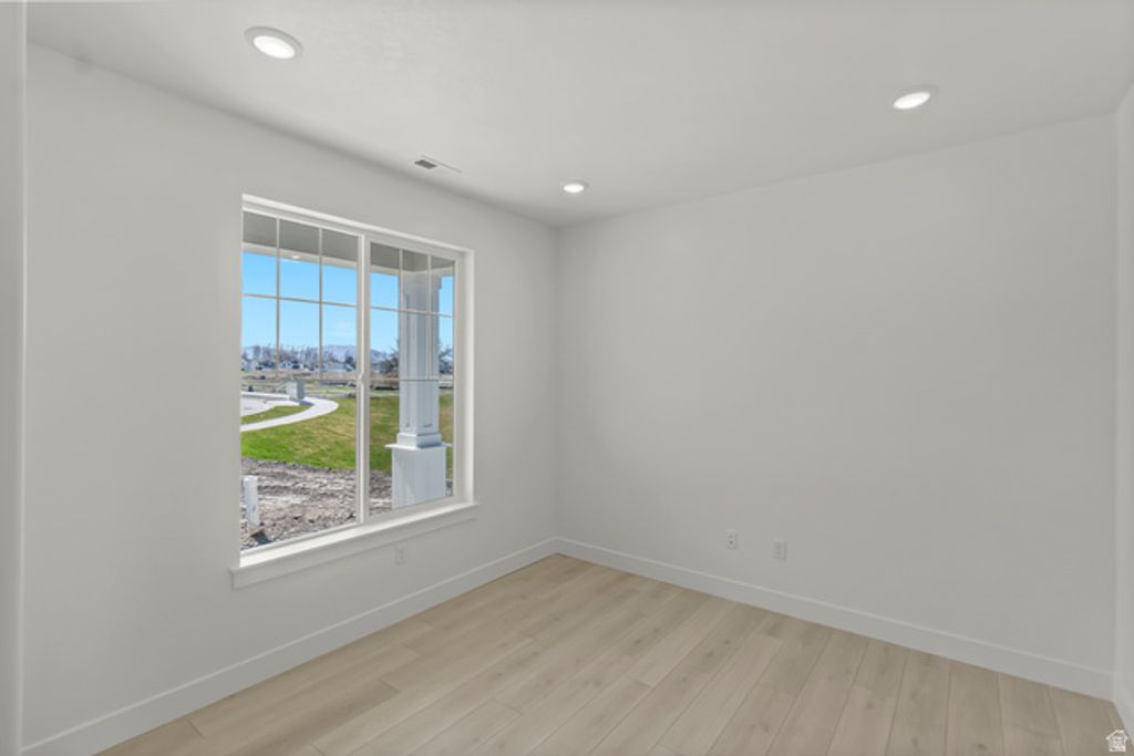 Image 5 of property listing at 1692 W RIVERGATE DR, Logan, UT 84321