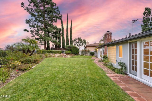 1370 Cresthaven Drive, Pasadena, CA 91105