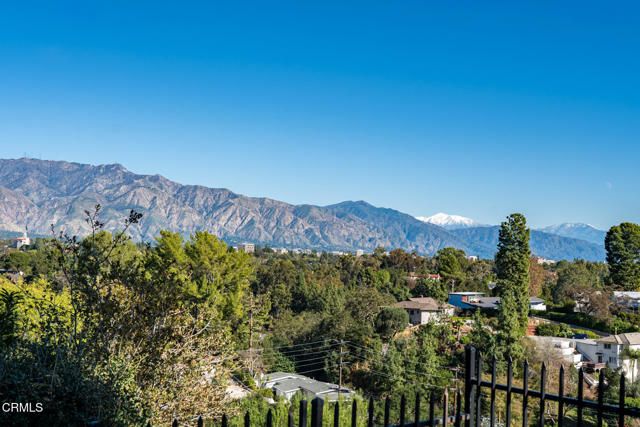 1370 Cresthaven Drive, Pasadena, CA 91105