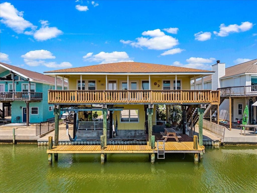 1319 Maui Drive, Tiki Island, TX 77554