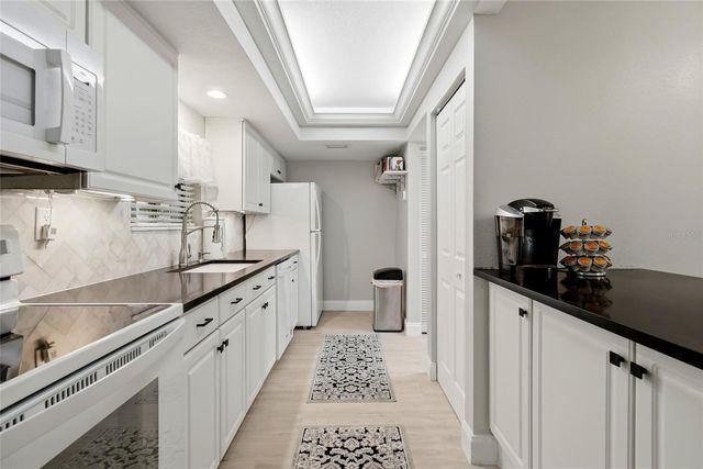 8003 JASMINE DRIVE 8003, Tampa, FL 33637