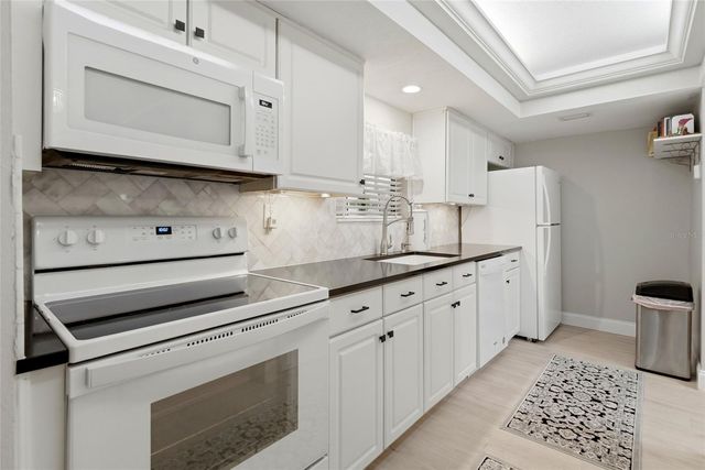 8003 JASMINE DRIVE 8003, Tampa, FL 33637