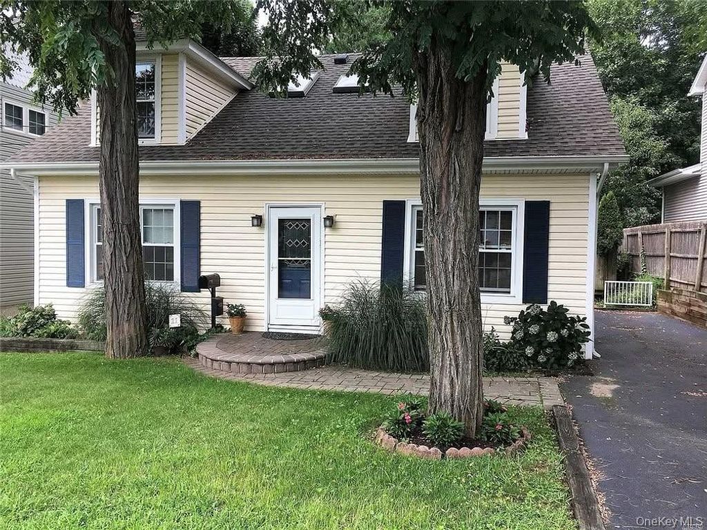 11 Bay Street, Bayville, NY 11709