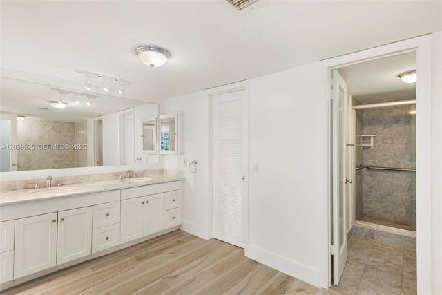 600 Grapetree Dr 7ES, Key Biscayne, FL 33149