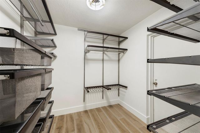 600 Grapetree Dr 7ES, Key Biscayne, FL 33149