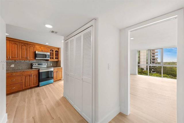 600 Grapetree Dr 7ES, Key Biscayne, FL 33149