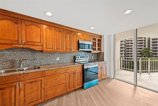 600 Grapetree Dr 7ES, Key Biscayne, FL 33149