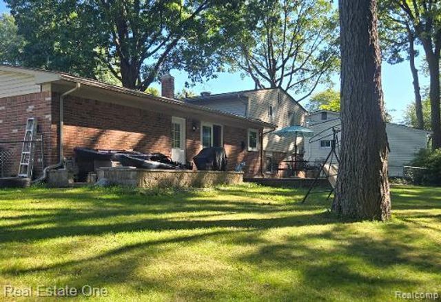 2608 Watonga Drive, Commerce Charter Township, MI 48382
