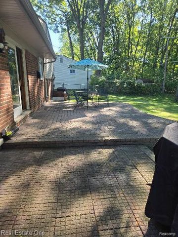 2608 Watonga Drive, Commerce Charter Township, MI 48382
